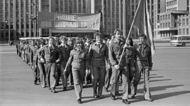 Всесоюзный ударный комсомольский отряд &quot;Молодогвардеец&quot; перед отправкой из Минска на сооружение железной дороги Сургут-Уренгой. 1980 год
