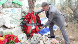Владимир Скворцов возлагает венок к мемориальному знаку. Фото предоставлено посольством Беларуси в Израиле