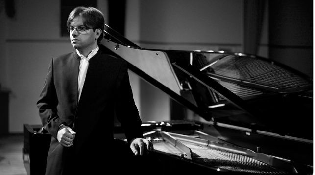 Главный приз 91-го тура игры   "Удача в придачу!"   разыграет известный пианист Ростислав Кример