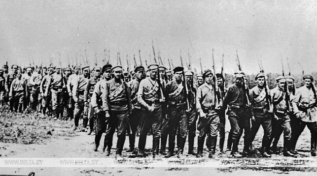 Одна из частей Красной Армии отправляется на Западный фронт. 1918 год