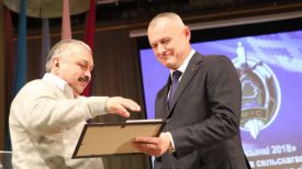Игорь Шуневич награждает слесаря-ремонтника Халиля Салимжанова.