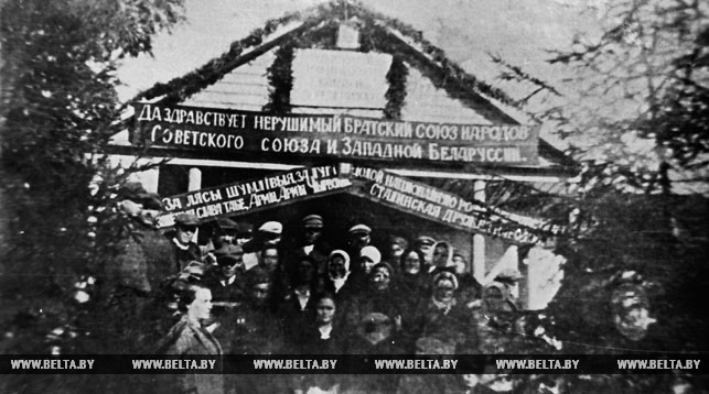 "Ворота приветствия", построенные в честь Красной Армии в селе Гудевичи Гродненского повета. 1939 год