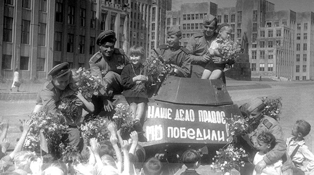 Встреча советских воинов-победителей в Минске в 1945 году