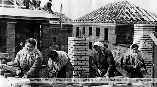 На строительстве жилых домов в рабочем поселке Минского автозавода. 1947 год