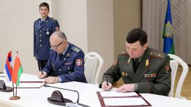 Во время подписания. Фото Министерства обороны