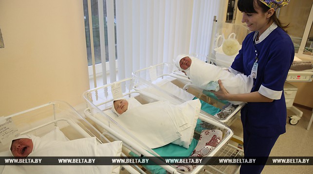 Медсестра отделения новорожденных Светлана Хамцова с малышами