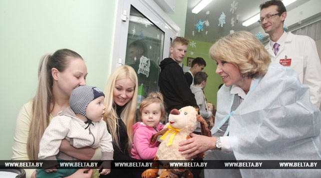 Заместитель министра здравоохранения - главный санитарный врач Беларуси Наталья Жукова дарит подарки.