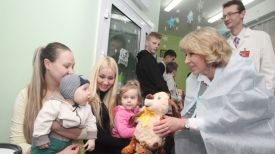 Заместитель министра здравоохранения - главный санитарный врач Беларуси Наталья Жукова дарит подарки.