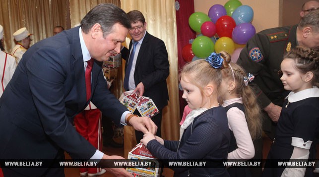 Заместитель премьер-министра Анатолий Калинин вручает подарки детям