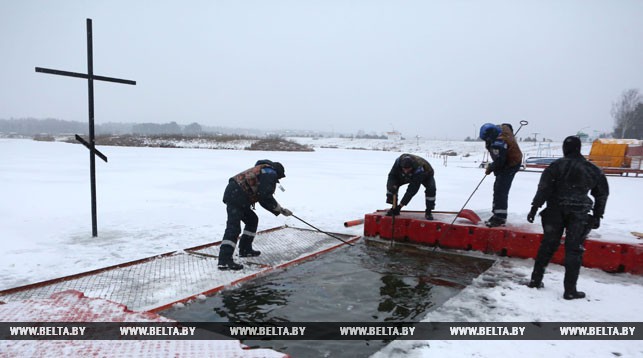 Сотрудники спасательной станции "Юбилейная" совместно с сотрудниками ПАСО Гродненского областного управления МЧС готовят прорубь для купания на озере Юбилейное.