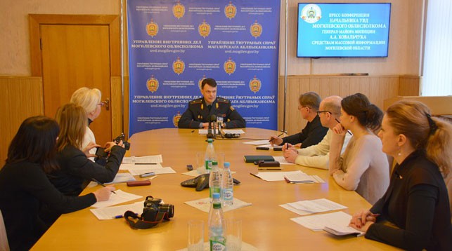 Во время пресс-конференции. Фото с сайта УВД Могилевского облисполкома