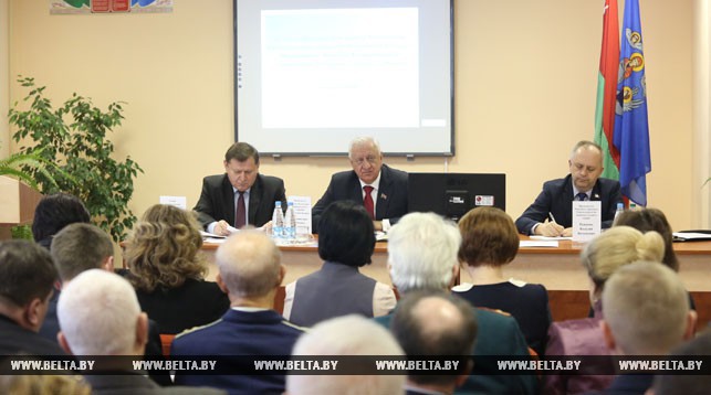 Председатель Совета Республики Национального собрания Михаил Мясникович во время встречи с населением Ленинского района.