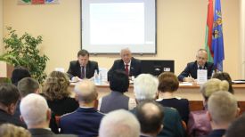 Председатель Совета Республики Национального собрания Михаил Мясникович во время встречи с населением Ленинского района.