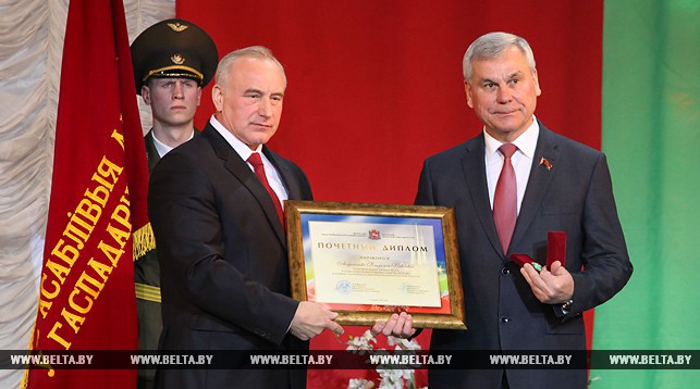 Николай Шерстнев вручает почетный диплом Владимиру Андрейченко