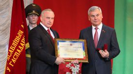 Николай Шерстнев вручает почетный диплом Владимиру Андрейченко