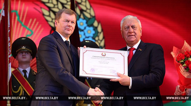 Михаил Мясникович вручает Владимиру Доманевскому почетную грамоту Национального собрания, которой награждена Могилевская область