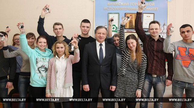 Участники церемонии и председатель Витебского горисполкома Виктор Николайкин