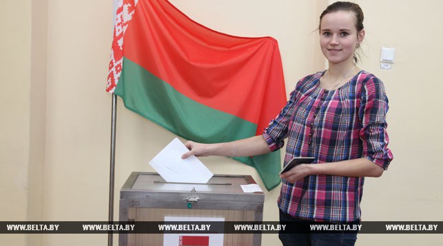Впервые голосует Вероника Рыжанкова на участке для голосования №5 в г. Витебске
