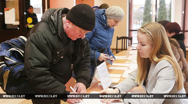 Михаил Лискович принимает участие в голосовании на участке для голосования №7 в Гродненской городской гимназии