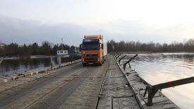 Временный понтонный мост на реке Припять. Фото из архива