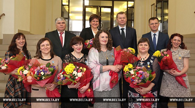 Владимир Доманевский с многодетными матерями награжденными орденами Матери