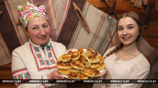 Ольга Чобот и методист Полоцкого районного центра культуры Надежда Зайцева показывают толчёники из картофеля с маком