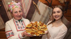 Ольга Чобот и методист Полоцкого районного центра культуры Надежда Зайцева показывают толчёники из картофеля с маком