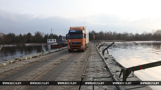 Временный понтонный мост на реке Припять. Фото из архива