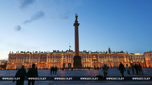 Дворцовая площадь в Санкт-Петербурге. Фото из архива