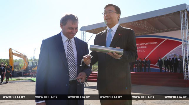 Александр Шакутин (слева) и заместитель председателя правления, президент корпорации "CITIC Group" Ван Цзюн