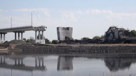 Взорванный аварийный пролет моста через Припять