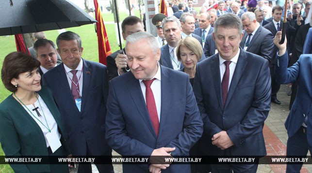 (слева направо на переднем плане) председатель Гомельского облисполкома Владимир Дворник и губернатор Брянской области Александр Богомаз