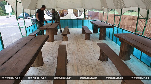 Деревянные дубовые столы в летнем кафе построили работники Гомельского опытного лесхоза