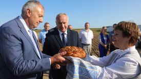 Хлебом-солью встречают председателя правления Банка развития Беларуси Сергея Румаса и Николая Шерстнева