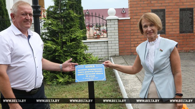 Владимир Кулеш и Екатерина Зенкевич во время торжественного открытия Аллеи депутатов