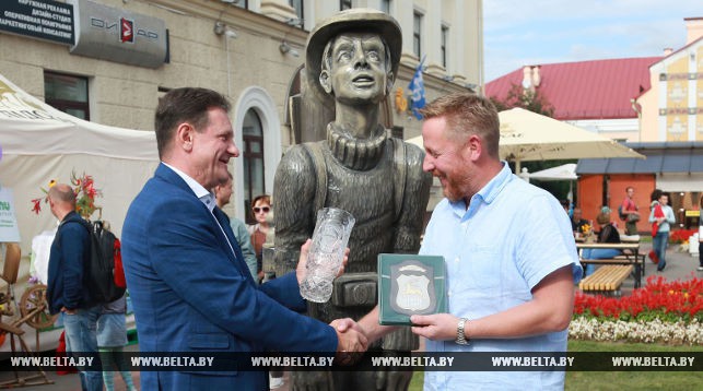 Председатель Гродненского городского Совета депутатов Борис Федоров поздравляет гостя из Норвегии