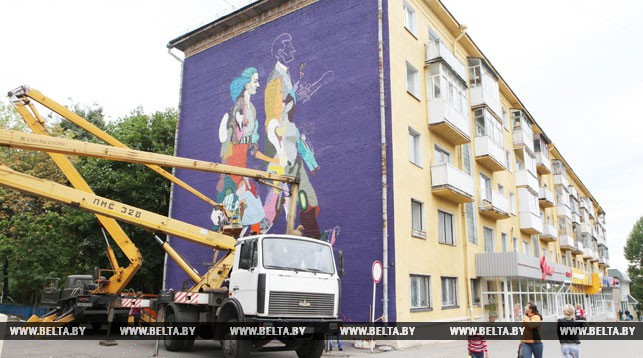 Во время разрисовки одного из фасадов домов в Могилеве. Фото из архива