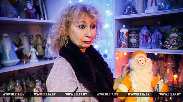 Анна Ковалева держит фигурку Деда Мороза из г.Иркутска