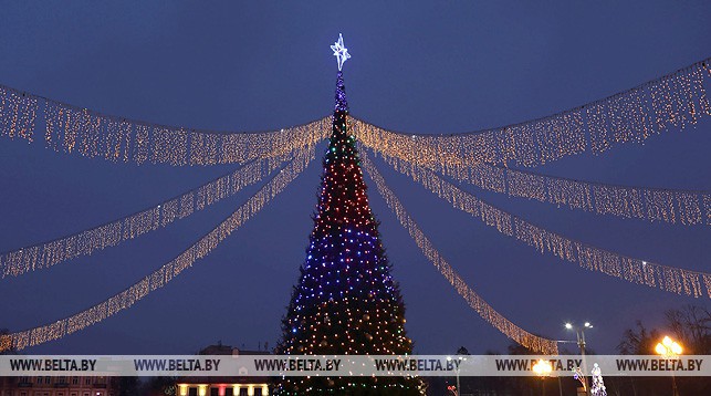Новогодняя елка в Гродно на площади Ленина. Фото из архива