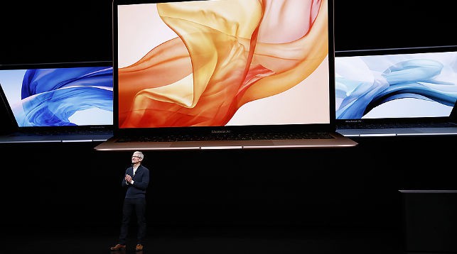 Тим Кук рассказывает о новом MacBook Air. Фото EPA-EFE
