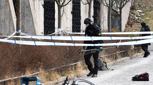 После взрыва возле метро в пригороде Стокгольма. Фото EPA