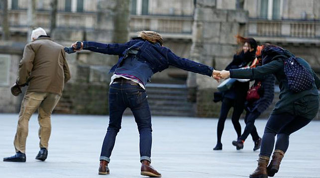 Люди пытаются устоять на ногах на ветру. Фото Reuters