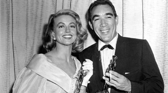 Церемония вручения премии "Оскар", 1957 год. Дороти Мэлоун и актер Энтони Куинн