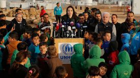 Анджелина Джоли в лагере беженцев