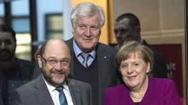 Председатель СДПГ Мартин Шульц, глава ХСС Хорст Зеехофер и канцлер ФРГ Ангела Меркель. Фото AP
