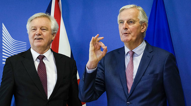 Министр Великобритании по вопросам Brexit Дэвид Дэвис и главный переговорщик Еврокомиссии по Brexit Мишель Барнье. Фото EPA-EFE