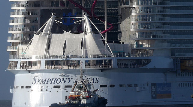 Вид на круизный лайнер "Симфония морей". Фото EPA-EFE