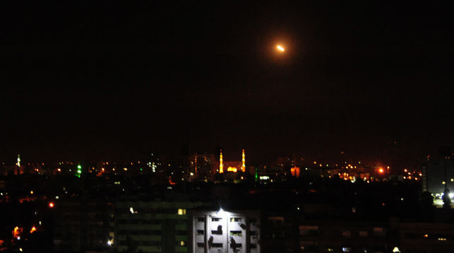 Ракеты "земля-воздух" сирийских ПВО над Дамаском. Фото Синьхуа - БЕЛТА
