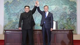 Ким Чен Ын и Мун Чжэ Ин. Фото Korea Summit Press Pool via AP
