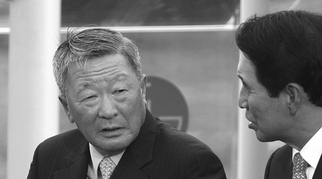 Председатель группы компаний LG Group Ку Бон Му (слева). AP